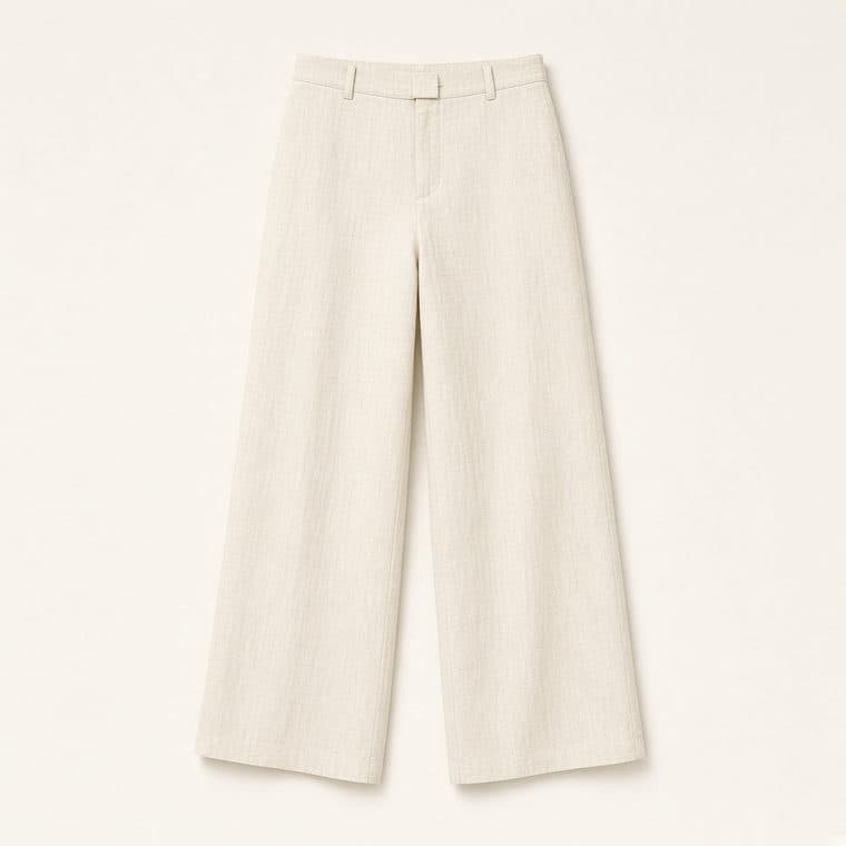 Calça de linho marfim de perna larga, sobre fundo neutro.